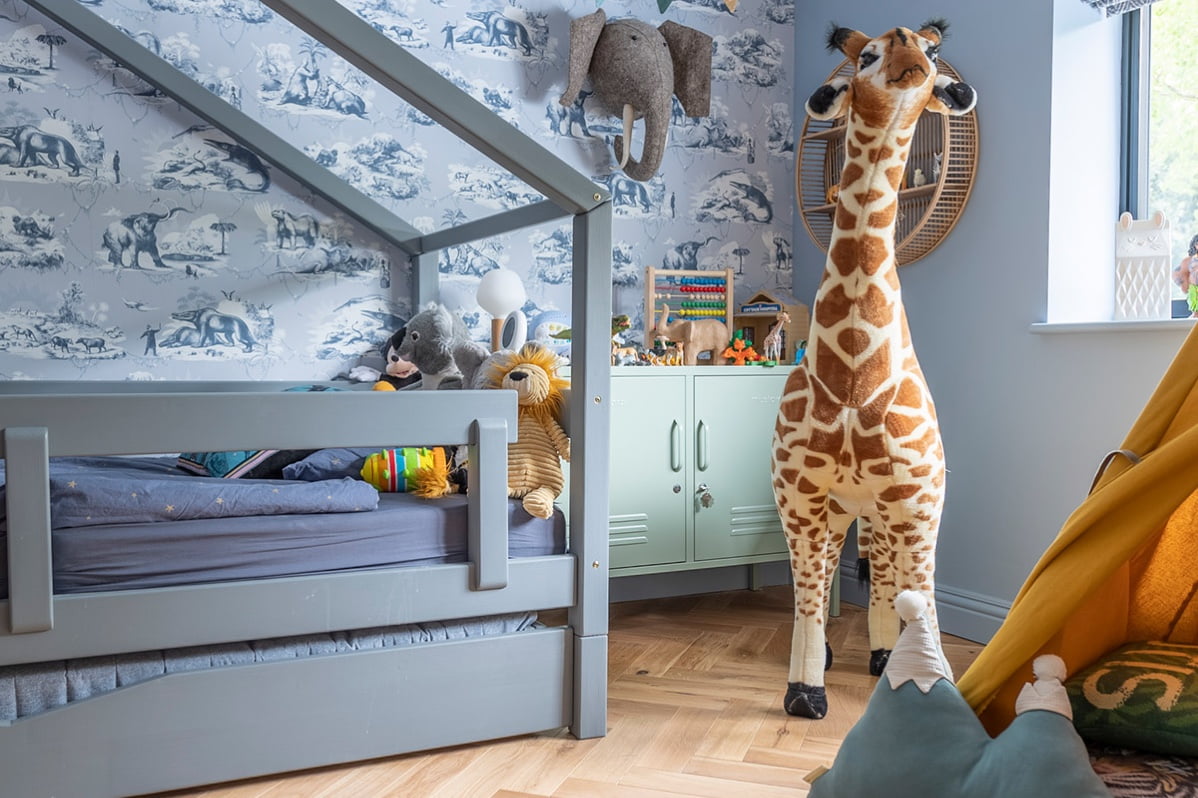 kids bedroom with hardwearing woodern floor
